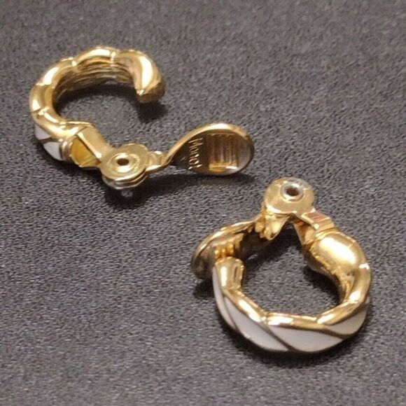 Vintage gold tone Monet clip on earrings - Picture 9 of 11